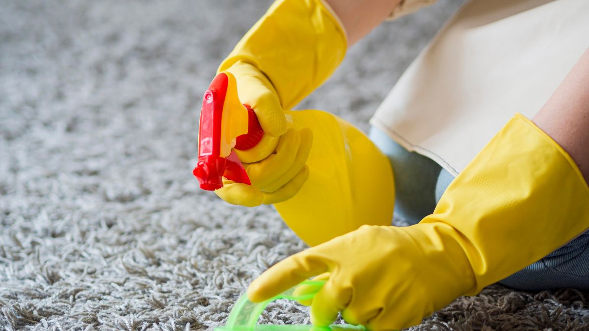 تست محلول لکهبر روی قسمت نامحسوس فرش دستباف برای جلوگیری از پخش رنگ