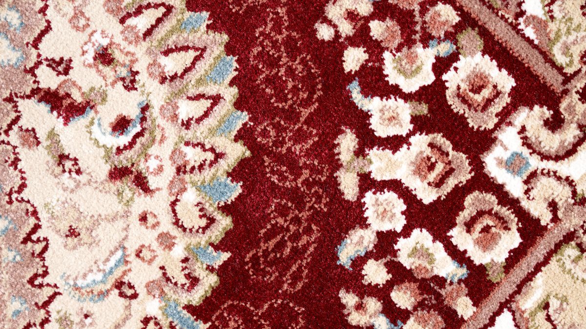 نمای نزدیک از بافت ظریف فرش دستباف ایرانی که نسبت به رطوبت و شرایط خشک شدن حساستر است