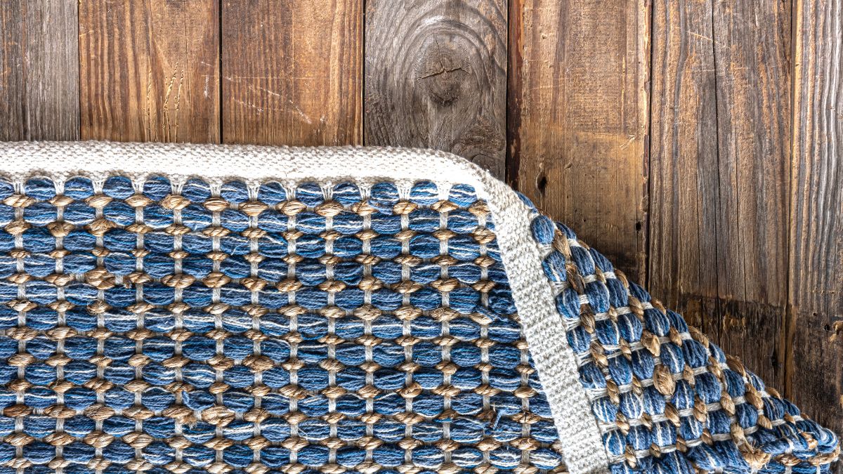 خشک شدن فرش شستهشده در هوای گرم تابستان زیر نور آفتاب برای جلوگیری از بوی نم و کپکزدگی