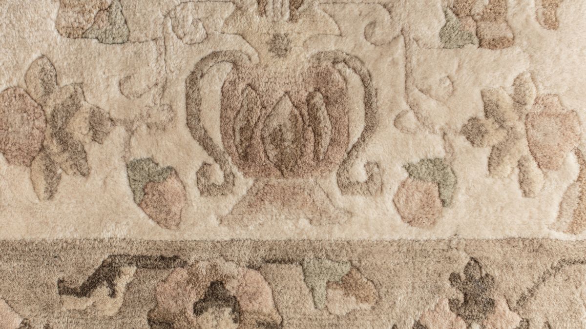 نمای نزدیک از بافت الیاف فرش پشمی دستباف و ساختار طبیعی تار و پود آن