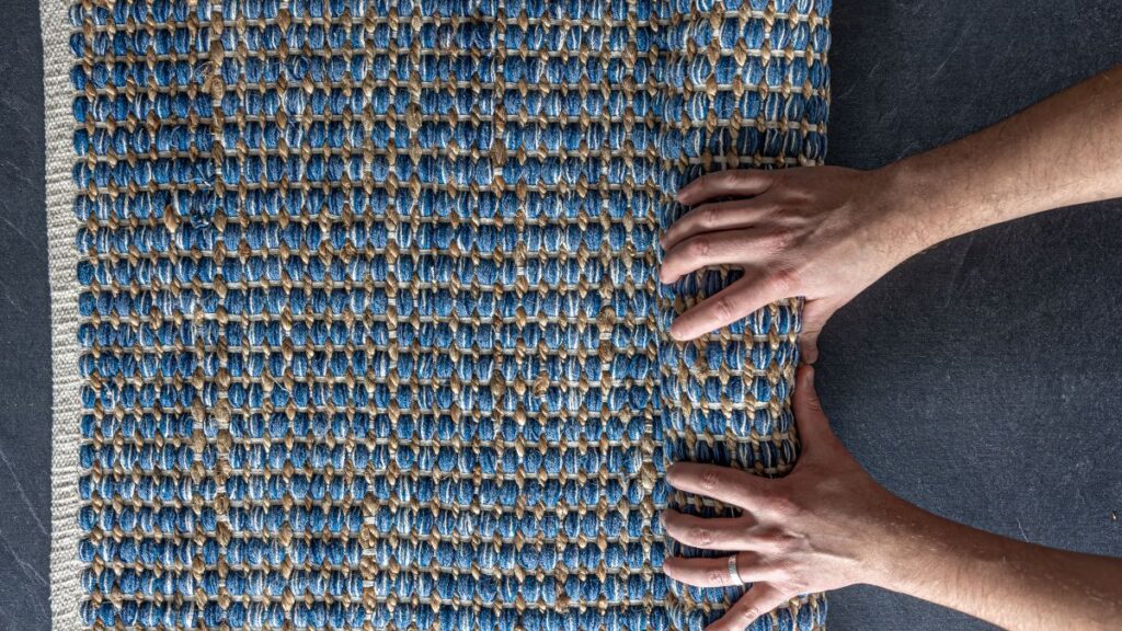 لمس بافت زبر و خشک فرش بعد از شستشو و خشک شدن در منزل